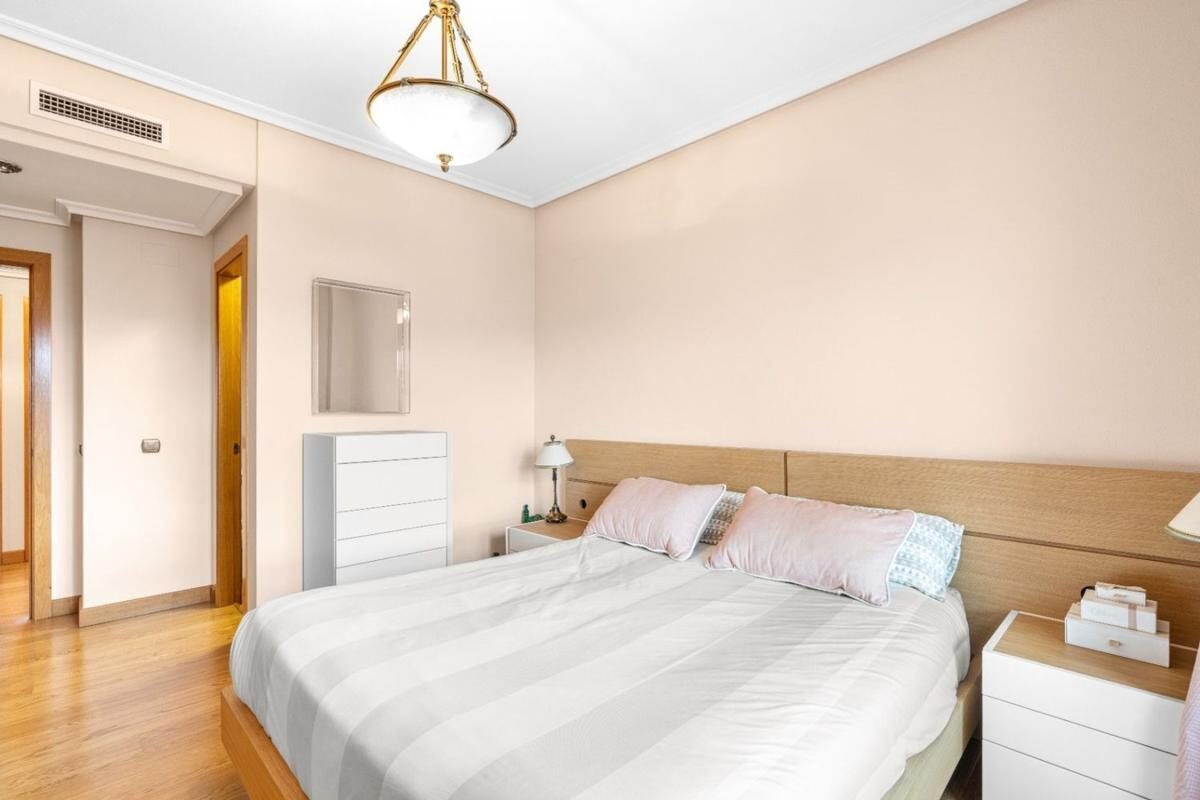 Apartments with 4 bedrooms, 265m² in Alicante, Spain [ID: 0152-590277]