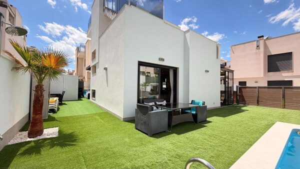 Villa in Torrevieja, Spain, 194m² - image 2