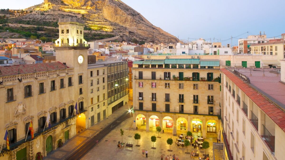 Apartment with 4 bedrooms, 123m² in Alicante, Spain [ID: 0137s-SP0661]