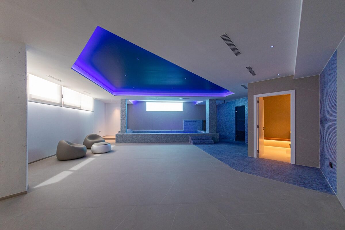 Villa with 5 bedrooms, 535m² in Benidorm, Spain [ID: 0137s-SP0654]