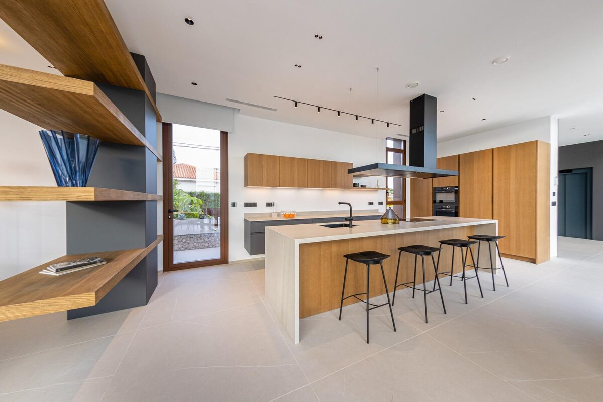 Villa with 5 bedrooms, 535m² in Benidorm, Spain [ID: 0137s-SP0654]