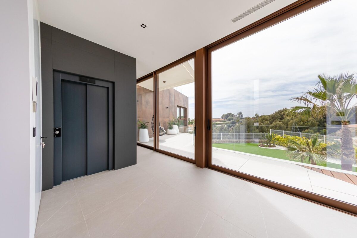 Villa with 5 bedrooms, 535m² in Benidorm, Spain [ID: 0137s-SP0654]