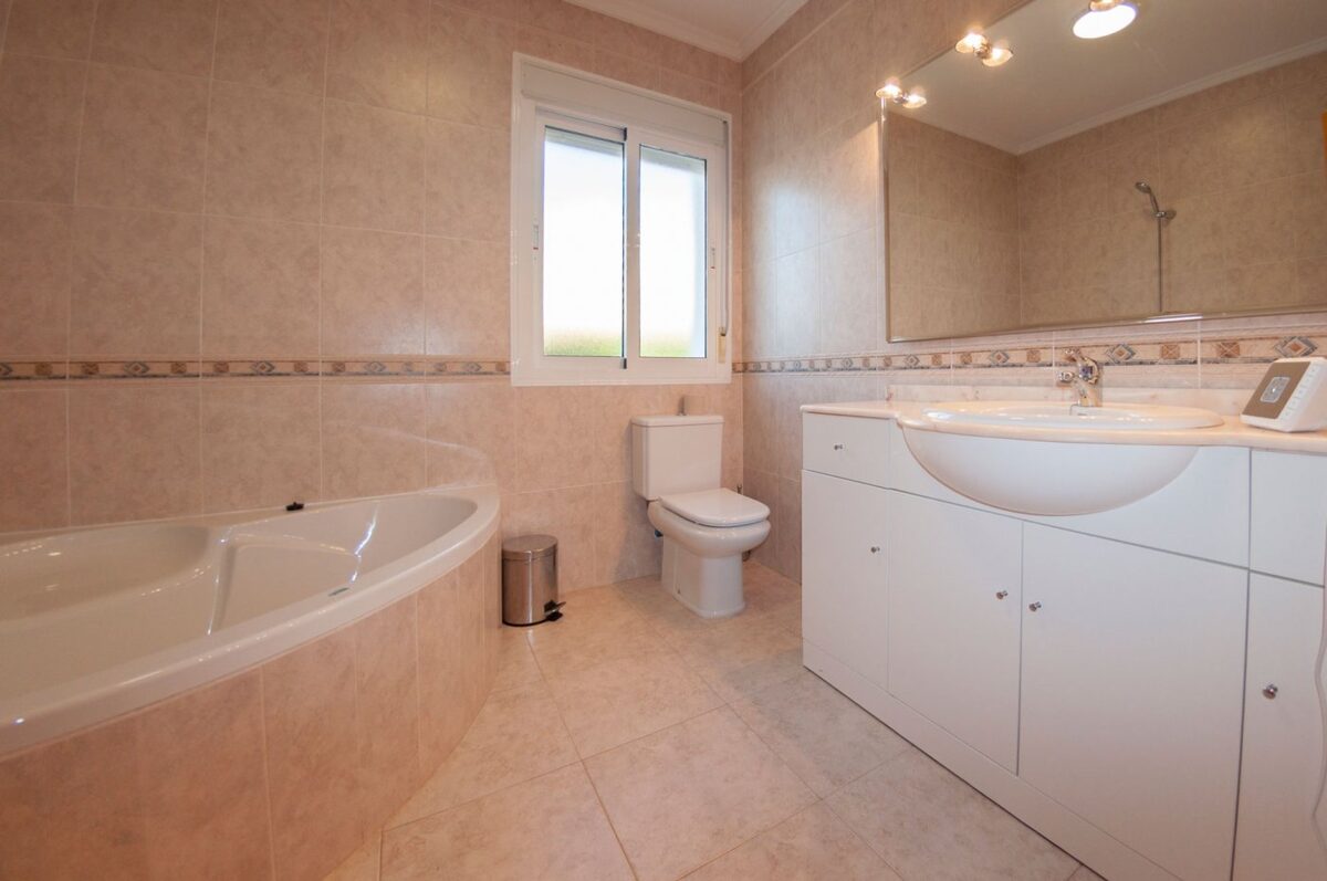 Вилла с 3 спальнями, 130м² в Рохалес, Испания [ID: 0137s-SP0145]