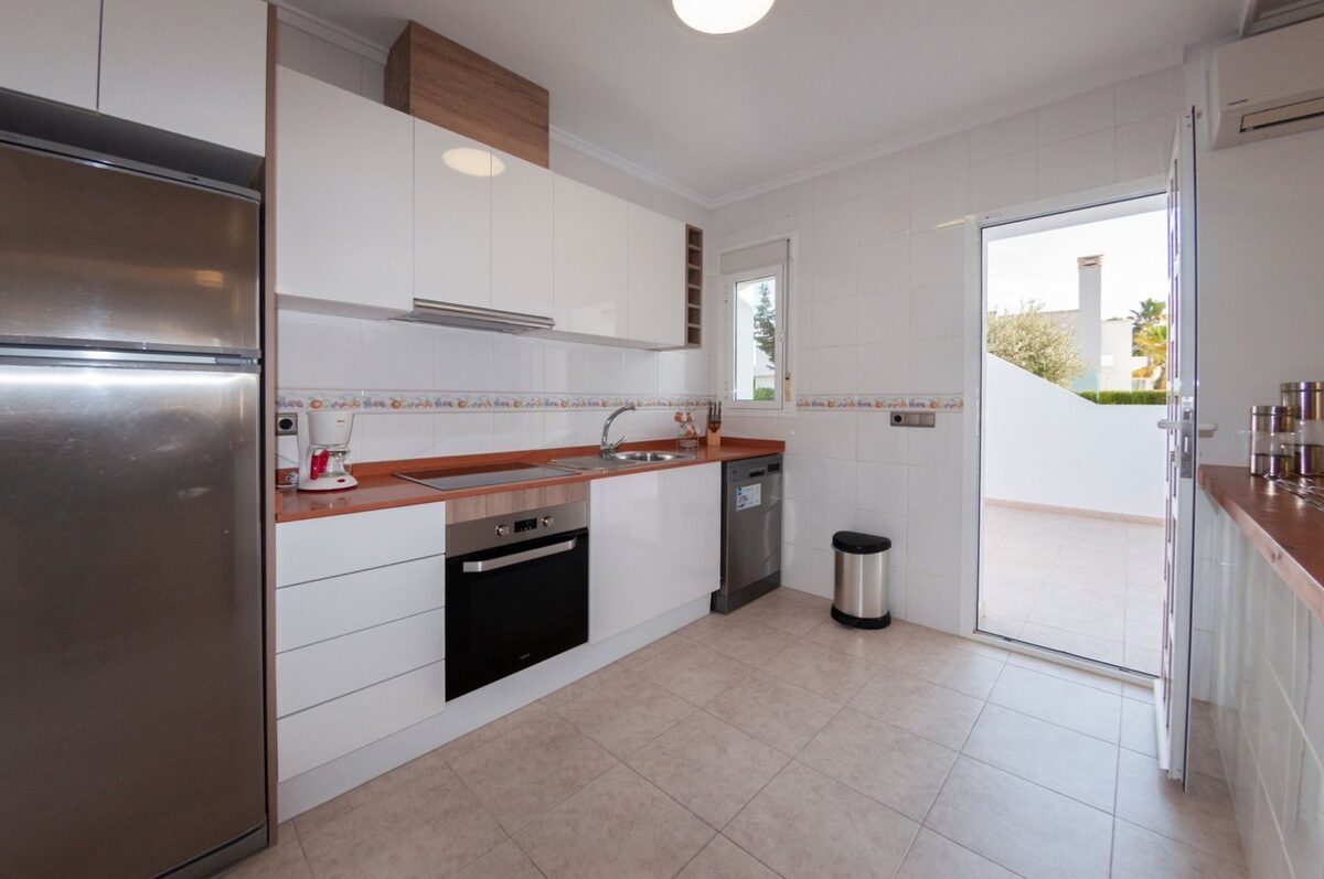 Вилла с 3 спальнями, 130м² в Рохалес, Испания [ID: 0137s-SP0145]
