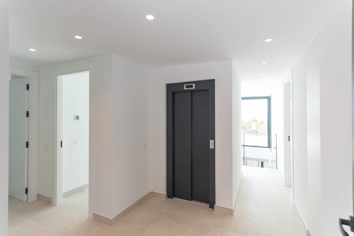 Villa with 3 bedrooms, 560m² in Altea, Spain [ID: 0137s-SP0532]
